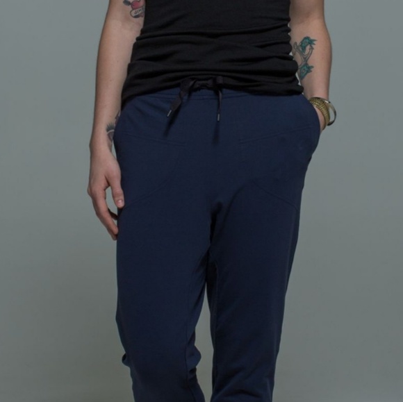 lululemon athletica Pants - EUC Lululemon Future Varsity Crop
Inkwell Size 4